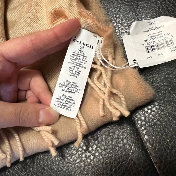 NWT - Coach Signature Scarf - Picture 3 of 4